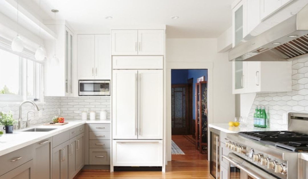 Fehér hátfal a konyhában – így ne legyen unalmas!