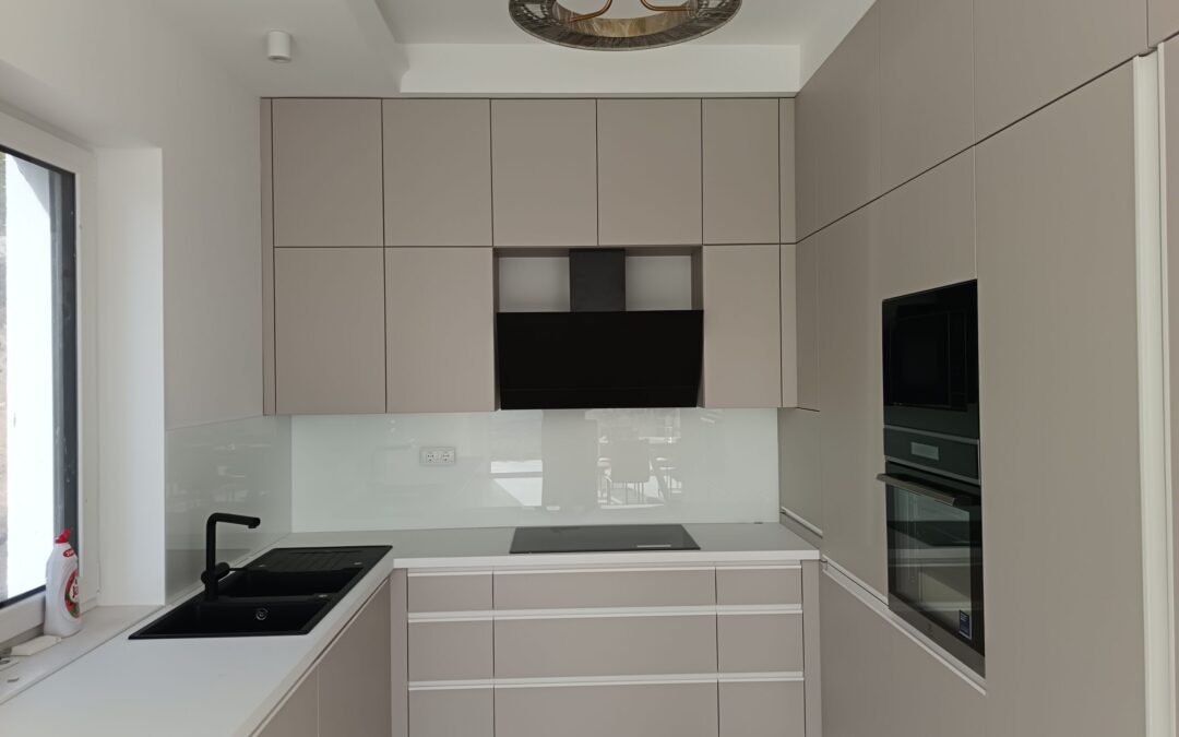 Akril konyhabútor a mindennapokban: mit bír, és hogyan ápold